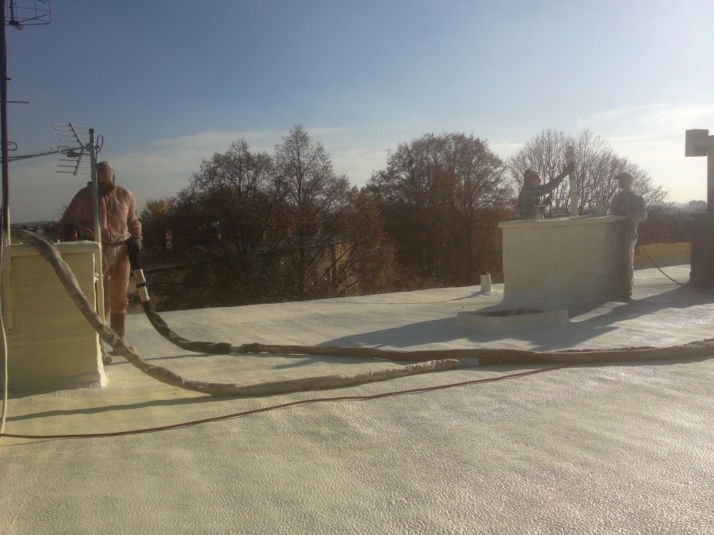 remont dachu poliuretanowa piana zamkniętokomórkowa
